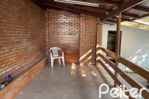 Casa à venda com 150m², 3 dormitórios, 2 vagas, no bairro Cristal em Porto Alegre