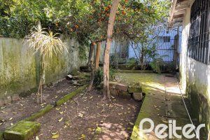Casa à venda com 150m², 3 dormitórios, 2 vagas, no bairro Cristal em Porto Alegre