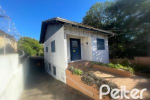 Casa à venda com 150m², 3 dormitórios, 2 vagas, no bairro Cristal em Porto Alegre