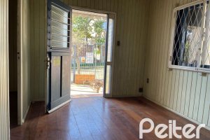 Casa à venda com 150m², 3 dormitórios, 2 vagas, no bairro Cristal em Porto Alegre