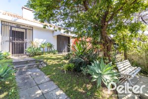 Casa à venda com 310m², 3 dormitórios, 1 suíte, 4 vagas, no bairro Ipanema em Porto Alegre