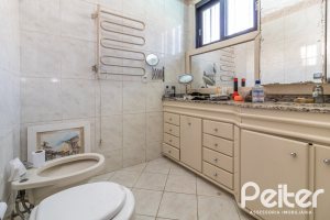 Casa à venda com 310m², 3 dormitórios, 1 suíte, 4 vagas, no bairro Ipanema em Porto Alegre