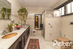 Casa à venda com 310m², 3 dormitórios, 1 suíte, 4 vagas, no bairro Ipanema em Porto Alegre