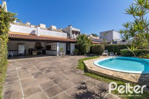 Casa à venda com 310m², 3 dormitórios, 1 suíte, 4 vagas, no bairro Ipanema em Porto Alegre