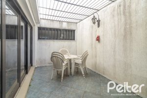 Casa à venda com 310m², 3 dormitórios, 1 suíte, 4 vagas, no bairro Ipanema em Porto Alegre