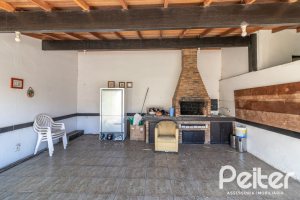 Casa à venda com 310m², 3 dormitórios, 1 suíte, 4 vagas, no bairro Ipanema em Porto Alegre