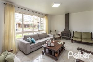 Casa à venda com 290m², 4 dormitórios, 1 suíte, 8 vagas, no bairro Ipanema em Porto Alegre