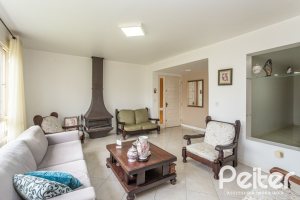 Casa à venda com 290m², 4 dormitórios, 1 suíte, 8 vagas, no bairro Ipanema em Porto Alegre