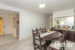 Casa à venda com 290m², 4 dormitórios, 1 suíte, 8 vagas, no bairro Ipanema em Porto Alegre