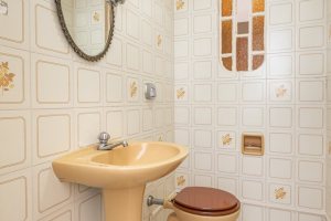 Casa à venda com 290m², 4 dormitórios, 1 suíte, 8 vagas, no bairro Ipanema em Porto Alegre