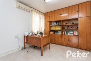 Casa à venda com 290m², 4 dormitórios, 1 suíte, 8 vagas, no bairro Ipanema em Porto Alegre