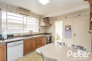 Casa à venda com 290m², 4 dormitórios, 1 suíte, 8 vagas, no bairro Ipanema em Porto Alegre