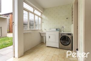 Casa à venda com 290m², 4 dormitórios, 1 suíte, 8 vagas, no bairro Ipanema em Porto Alegre