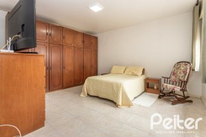 Casa à venda com 290m², 4 dormitórios, 1 suíte, 8 vagas, no bairro Ipanema em Porto Alegre