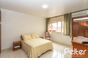 Casa à venda com 290m², 4 dormitórios, 1 suíte, 8 vagas, no bairro Ipanema em Porto Alegre