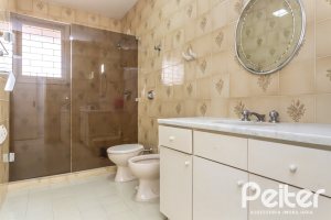 Casa à venda com 290m², 4 dormitórios, 1 suíte, 8 vagas, no bairro Ipanema em Porto Alegre