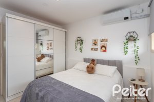 Casa à venda com 290m², 4 dormitórios, 1 suíte, 8 vagas, no bairro Ipanema em Porto Alegre