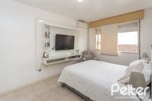 Casa à venda com 290m², 4 dormitórios, 1 suíte, 8 vagas, no bairro Ipanema em Porto Alegre