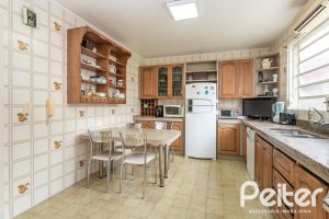 Casa à venda com 290m², 4 dormitórios, 1 suíte, 8 vagas, no bairro Ipanema em Porto Alegre