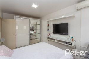 Casa à venda com 290m², 4 dormitórios, 1 suíte, 8 vagas, no bairro Ipanema em Porto Alegre