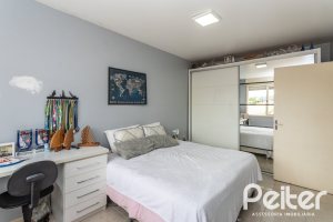 Casa à venda com 290m², 4 dormitórios, 1 suíte, 8 vagas, no bairro Ipanema em Porto Alegre