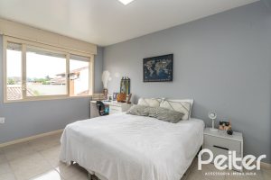 Casa à venda com 290m², 4 dormitórios, 1 suíte, 8 vagas, no bairro Ipanema em Porto Alegre