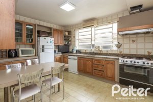 Casa à venda com 290m², 4 dormitórios, 1 suíte, 8 vagas, no bairro Ipanema em Porto Alegre