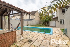 Casa à venda com 290m², 4 dormitórios, 1 suíte, 8 vagas, no bairro Ipanema em Porto Alegre