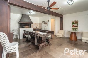 Casa à venda com 290m², 4 dormitórios, 1 suíte, 8 vagas, no bairro Ipanema em Porto Alegre