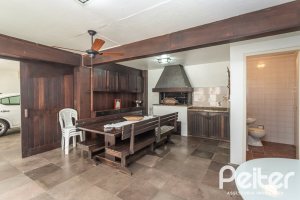 Casa à venda com 290m², 4 dormitórios, 1 suíte, 8 vagas, no bairro Ipanema em Porto Alegre