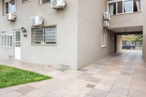 Casa à venda com 290m², 4 dormitórios, 1 suíte, 8 vagas, no bairro Ipanema em Porto Alegre