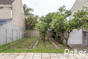 Casa à venda com 290m², 4 dormitórios, 1 suíte, 8 vagas, no bairro Ipanema em Porto Alegre