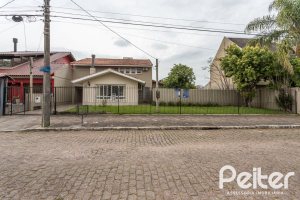 Casa à venda com 290m², 4 dormitórios, 1 suíte, 8 vagas, no bairro Ipanema em Porto Alegre