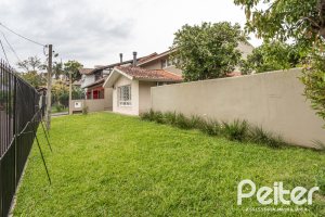 Casa à venda com 290m², 4 dormitórios, 1 suíte, 8 vagas, no bairro Ipanema em Porto Alegre