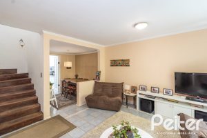 Casa em Condomínio à venda com 133m², 3 dormitórios, 1 suíte, 2 vagas, no bairro Tristeza em Porto Alegre