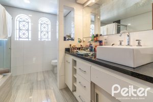 Casa à venda com 356m², 3 dormitórios, 2 suítes, 3 vagas, no bairro Ipanema em Porto Alegre