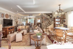 Casa em Condomínio à venda com 252m², 3 dormitórios, 2 suítes, 3 vagas, no bairro Vila Assunção em Porto Alegre