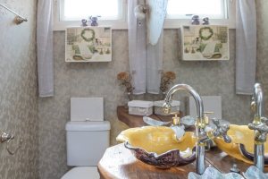 Casa em Condomínio à venda com 252m², 3 dormitórios, 2 suítes, 3 vagas, no bairro Vila Assunção em Porto Alegre