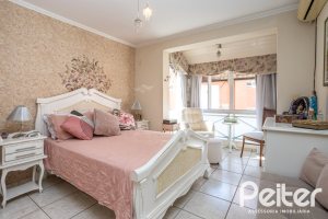 Casa em Condomínio à venda com 252m², 3 dormitórios, 2 suítes, 3 vagas, no bairro Vila Assunção em Porto Alegre