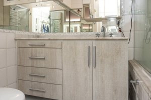 Casa em Condomínio à venda com 252m², 3 dormitórios, 2 suítes, 3 vagas, no bairro Vila Assunção em Porto Alegre