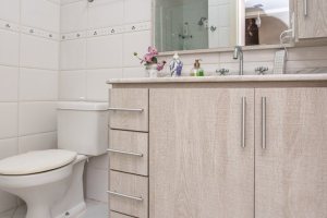 Casa em Condomínio à venda com 252m², 3 dormitórios, 2 suítes, 3 vagas, no bairro Vila Assunção em Porto Alegre