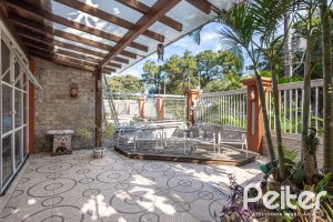 Casa em Condomínio à venda com 252m², 3 dormitórios, 2 suítes, 3 vagas, no bairro Vila Assunção em Porto Alegre