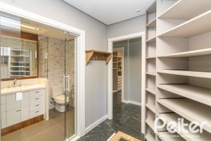 Casa em Condomínio à venda com 196m², 3 dormitórios, 1 suíte, 4 vagas, no bairro Terra Ville em PORTO ALEGRE