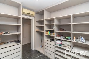 Casa em Condomínio à venda com 196m², 3 dormitórios, 1 suíte, 4 vagas, no bairro Terra Ville em PORTO ALEGRE