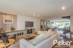 Casa à venda com 284m², 3 dormitórios, 1 suíte, 3 vagas, no bairro Tristeza em Porto Alegre