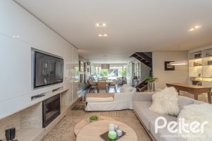 Casa à venda com 284m², 3 dormitórios, 1 suíte, 3 vagas, no bairro Tristeza em Porto Alegre