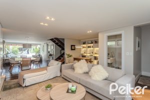 Casa à venda com 284m², 3 dormitórios, 1 suíte, 3 vagas, no bairro Tristeza em Porto Alegre