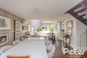 Casa à venda com 284m², 3 dormitórios, 1 suíte, 3 vagas, no bairro Tristeza em Porto Alegre