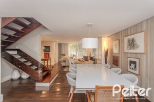 Casa à venda com 284m², 3 dormitórios, 1 suíte, 3 vagas, no bairro Tristeza em Porto Alegre