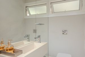 Casa à venda com 284m², 3 dormitórios, 1 suíte, 3 vagas, no bairro Tristeza em Porto Alegre